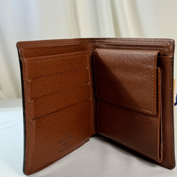 LV - Bifold Wallet (R880) - Picture 3 of 3
